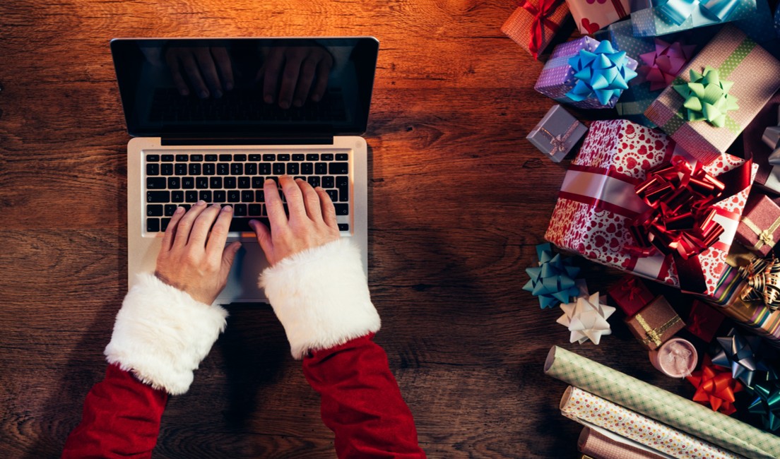 Eine Tasse mit heißer Schokolade und einem Schneemann aus Milchschaum