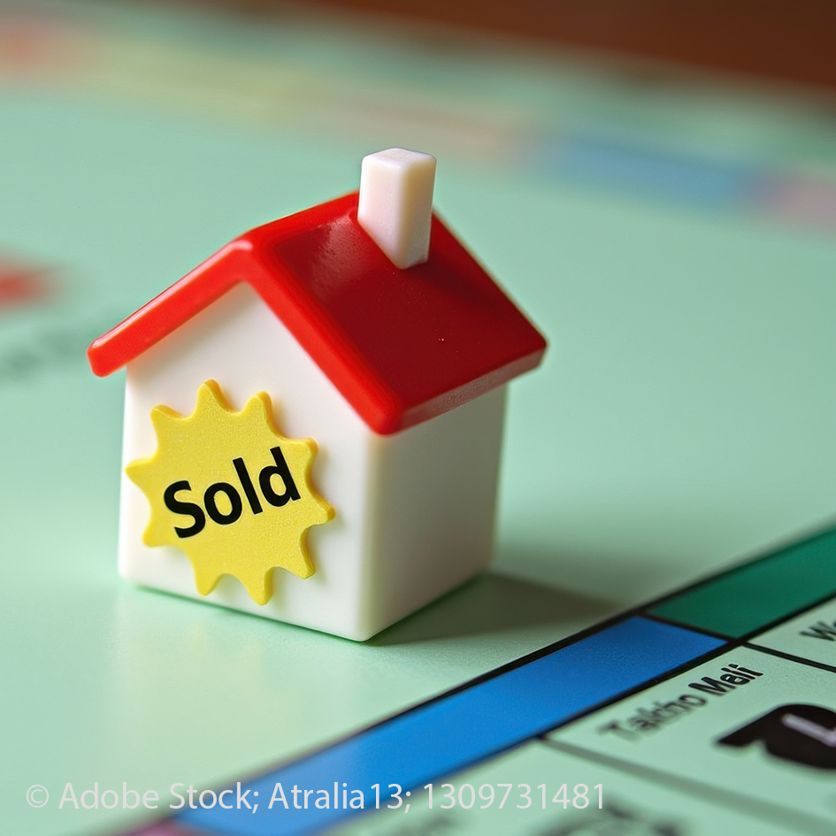 Ein Spielzeughaus auf einem Monopoly-Brett. Das Haus trägt einen geleben Aufkleber mit der Aufschrift "Sold".
