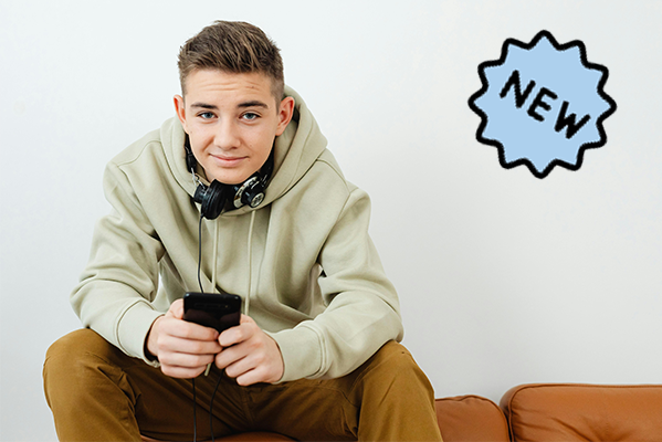 Ein Jugendlicher mit Handy auf einem Sofa. Er blickt ernst in die Kamera. Rechts ein blauer Störer "New".