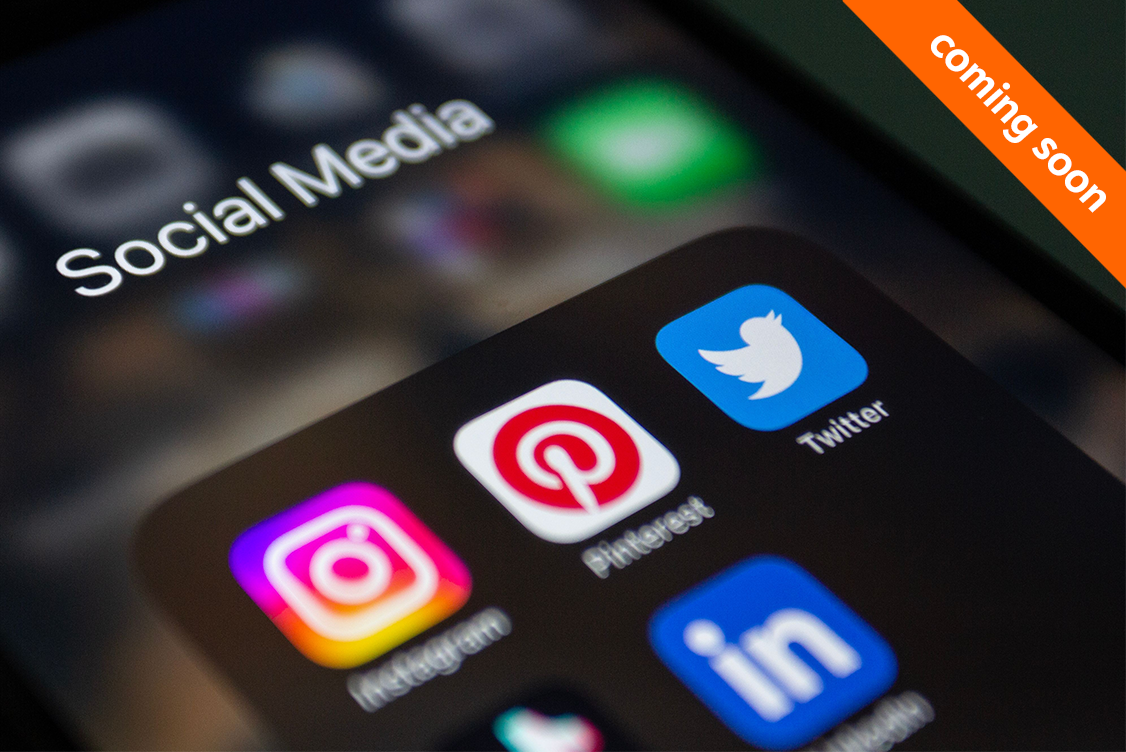 Ein Smartphonebildschirm mit Icons von verschiedenen Social Media Kanälen oben Rechts ein Störer "Coming soon". 