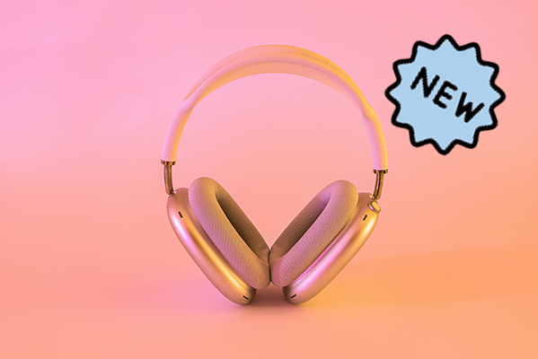 Ein glänzender On-Ear-Kopfhörer vor einem pinkfarbenen Hintergrund