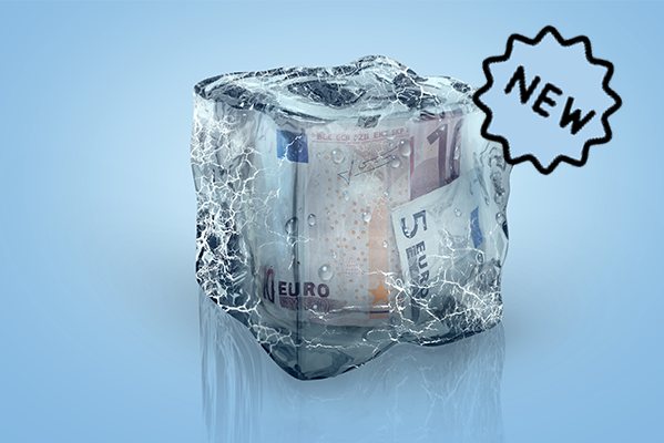 Ein Eiswürfel, in dem mehrere Euro-Banknoten eingeschlossen sind. vor einem blauen Hintergrund.