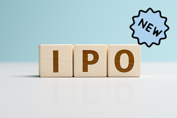 Drei Würfel mit der Aufschrift "IPO" auf einer weißen Fläche vor einem blauen Hintergrund. 