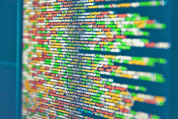 Ein Computerbildschirm mit Codes, die auf Hacking hinweisen. Sie sind in gelber, weisser, roter und grüner Schriftfarbe.
