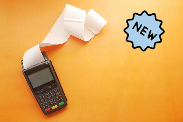 Ein schwarzer Taschenrechner vor einem gelben Hitnergrund. 