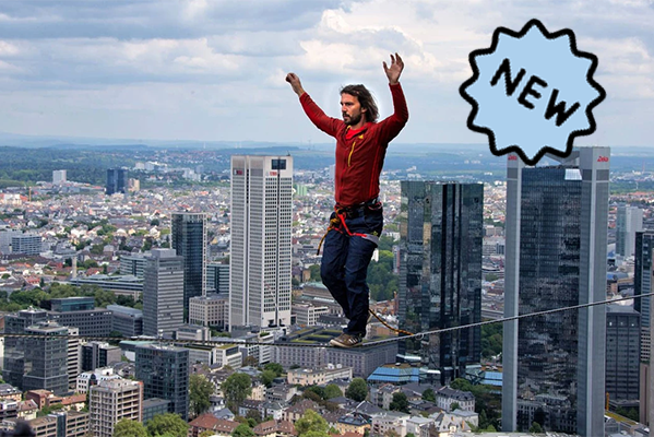 Ein Slackliner vor der Skyline von Frankfurt am Main.  