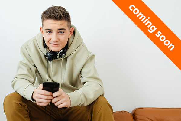 Ein Jugendlicher mit Handy auf einem Sofa. Er blickt ernst in die Kamera. Rechts ein orangefabener Balken "coming soon".