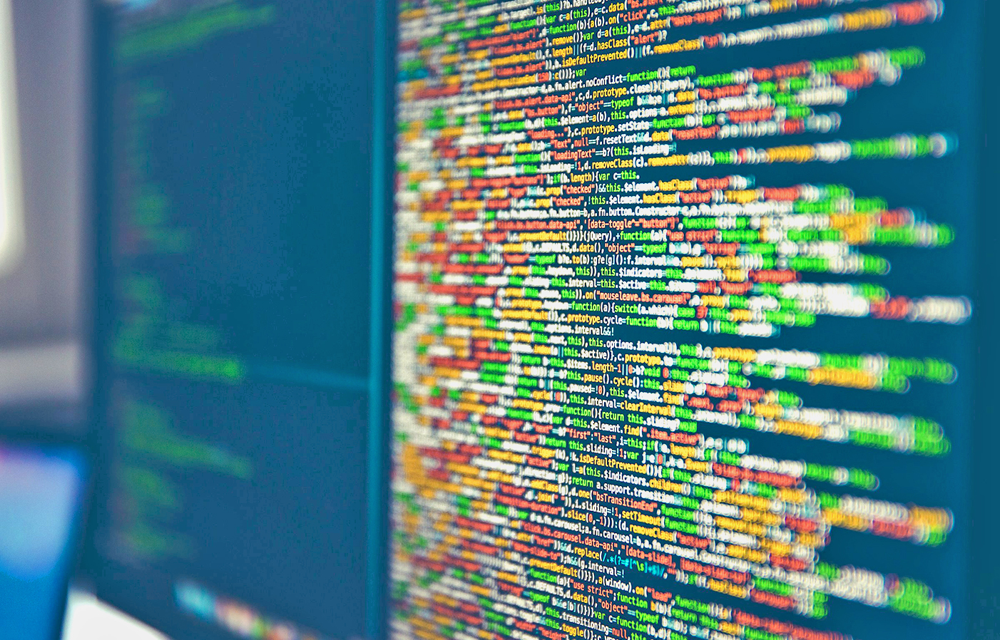 Ein Computerbildschirm mit Codes, die auf Hacking hinweisen. Sie sind in gelber, weisser, roter und grüner Schriftfarbe.