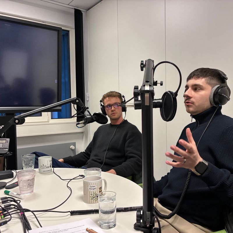 Links Ben Müller, rechts Luca Schipper während der Aufnahme des Podcasts.